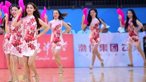 津门旗袍宝贝舞动全运赛场 篮球架起传统文化与体育桥梁