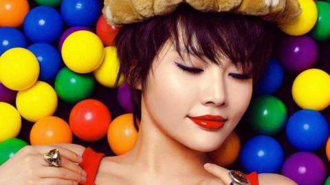 烈焰红唇演绎球场柔情