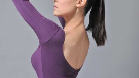 凝脂玉肤露美背 混血女主播杨不悔的篮球风情