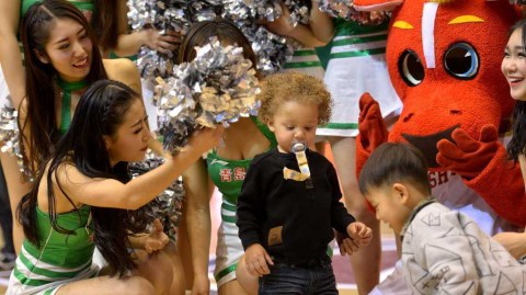 赛场铁汉的柔软时光：比斯利家人的暖心一幕