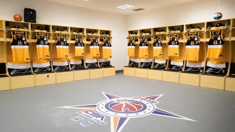 探秘全明星幕后：深圳更衣室里的荣耀与隐忧