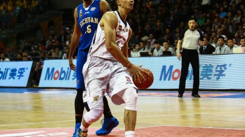 粤疆争霸风云再起 阿联哈达迪内线肉搏