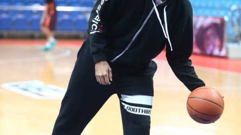 京城寒冬练歌：首钢众将备战忙，马布里场边静思量