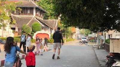 巨人身影温暖泰国街头 姚明带妻女享受清迈悠闲假期