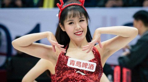 篮球宝贝热舞点燃CBA赛场 汗水与激情共舞