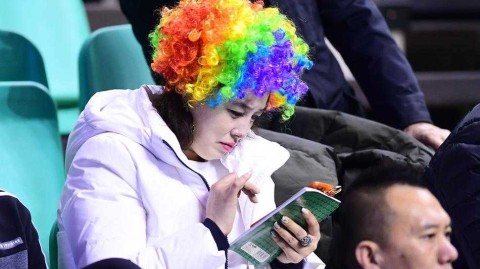 本溪冬夜那抹彩虹色：辽粤加时激战，看台美女球迷抢尽风头