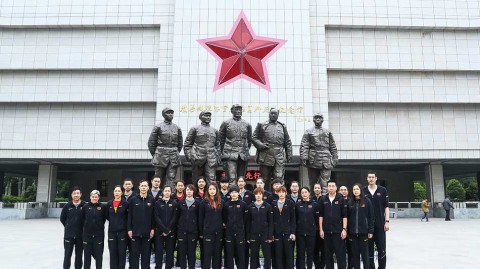 女篮将士寻根淮海战场 小推车精神激励新征程
