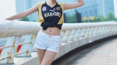 山东男篮客场狂飙创纪录 女球迷靓丽助威盼连胜