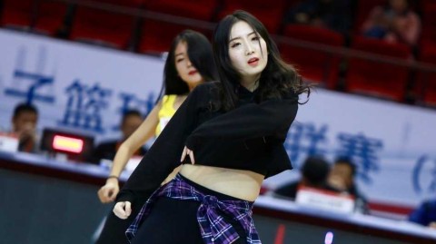 齐鲁德比燃情时刻：篮球宝贝舞动泉城，小蛮腰闪耀CBA赛场