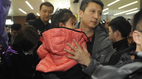 辽篮众将士凯旋归，球迷接机热情高