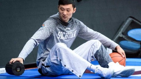 川军新老交替阵痛中前行 老将刘炜场边独自拉伸引关注