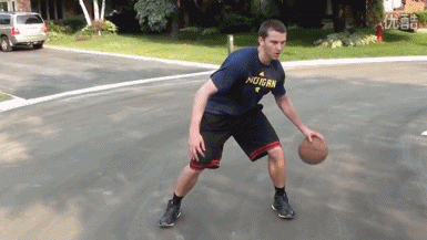 必备篮球运球绝技，让你轻松化身德鲁大叔