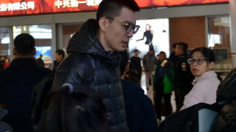 辽篮将士载誉归 众球迷深情守候暖寒冬