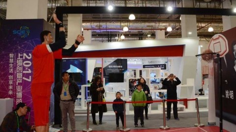 当传奇遇见未来：上海创博会上那座两米二的“投篮巨塔”