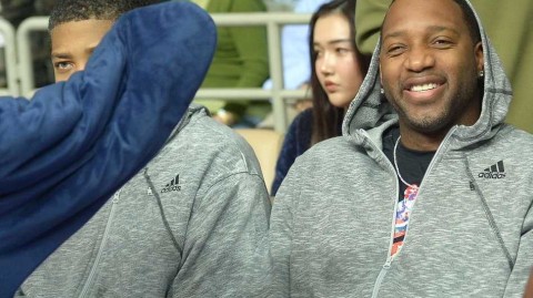 麦蒂现身源深体育馆，昔日得分王微笑见证CBA经典一战