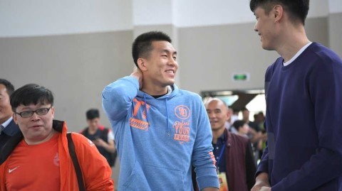 郭艾伦贺天举校园行引爆南昌 与学子切磋共享篮球盛宴