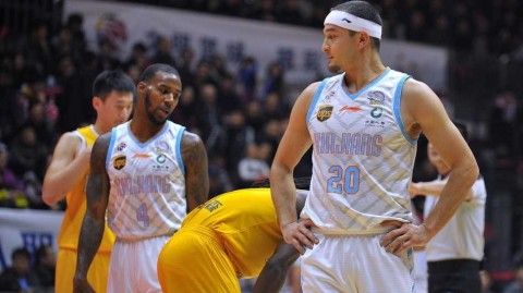 亚当斯穿裆戏耍引爆冲突，布拉切野兽出笼，新疆主场91-86击退广厦