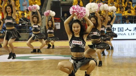 冰与火之歌：吉林寒夜里的激情碰撞，啦啦宝贝与“东北虎”共舞