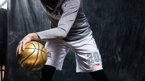 西热力江的嘻哈战袍：新疆后卫的霸气写真与揭幕战传奇