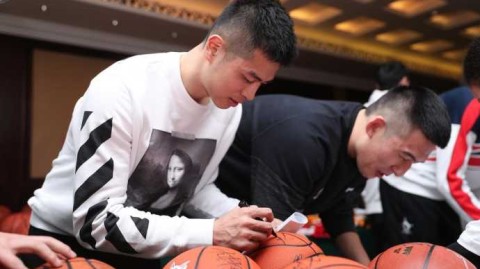 星耀鹏城：二零一八CBA全明星周末签名会温情侧记