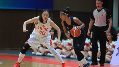 女篮精神：在督战与对抗中绽放的无所畏惧