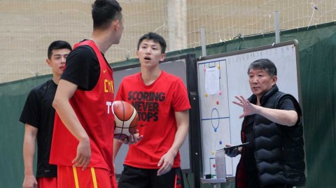 宫鲁鸣挂帅男篮海埂苦练 周鹏李根谈笑间冲刺里约