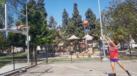 运动女神江素妍：篮球场上的魔鬼身材，拳击海潮间的玲珑曲线