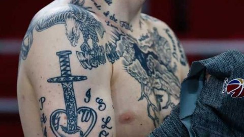 沪上夜灯下的刺青与倔强大鲨鱼季后赛边缘的最后一搏