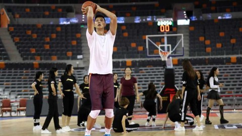 易建联脚踏李宁战靴踩场热身 京粤大战前上演王者归来