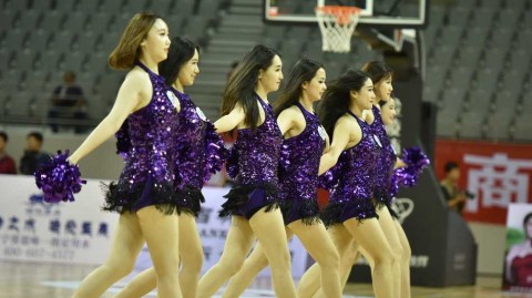 激情飞扬定格经典瞬间：回顾2016年沈阳国际男篮精英赛上的篮球宝贝