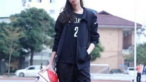 单手抓球的赛博女神：球场与秀场之间的篮球热爱者