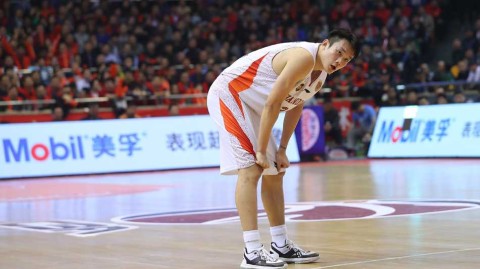 丁彦雨航领取MVP之夜憾负新疆，周琦复出导演惊天逆转