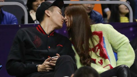 全明星赛场的柔情时刻：孙悦与陈露的甜蜜瞬间