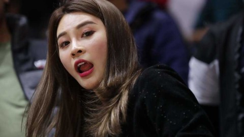 李根娇妻场边观战展笑颜 硬汉背后的温柔力量