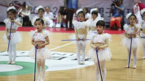 冬日里的暖萌旋风：八一主场篮球宝贝上演可爱拐棍舞