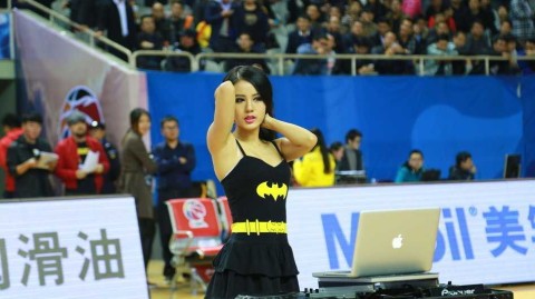 CBA赛场的别样风景：江苏肯帝亚主场美女DJ引爆五台山