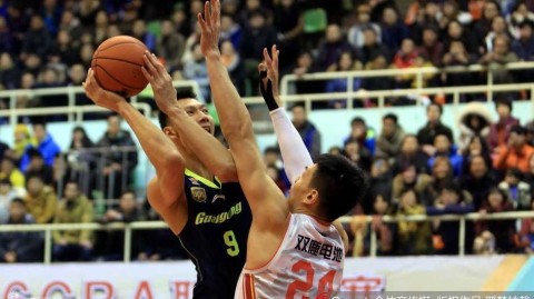 军粤战寒夜燃情：韩硕伤退许钟豪硬扛阿联，喵星人抢戏雅戈尔