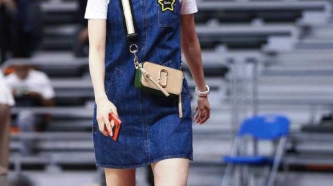 周鹏爱妻场边助阵，牛仔裙秀长腿成最美风景