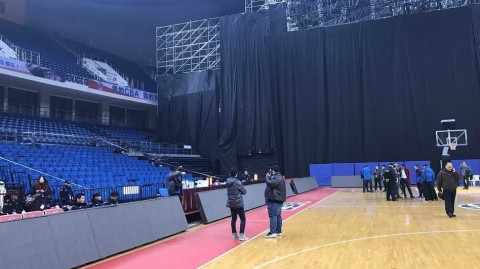 当篮球架遇见演唱会舞台：一场因“跨界”而取消的CBA比赛