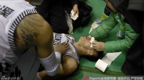 赛场惊魂：郭艾伦遭水瓶袭击血洒本溪，文明底线何在