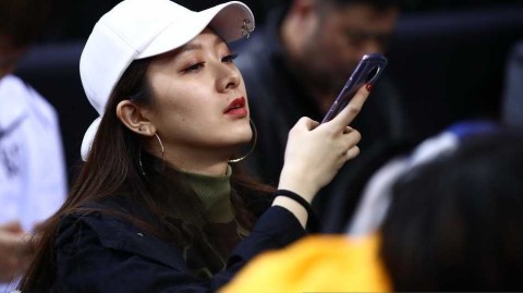 翟晓川携爱妻甜蜜亮相全明星 场边伉俪情深成星锐赛别样风景