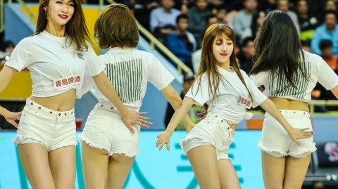 广厦篮球宝贝热舞助威，主场激战吉林东北虎