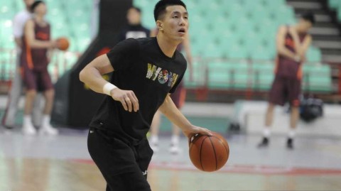 辽篮群星闪耀时：从苦练到欢笑的赛场瞬间