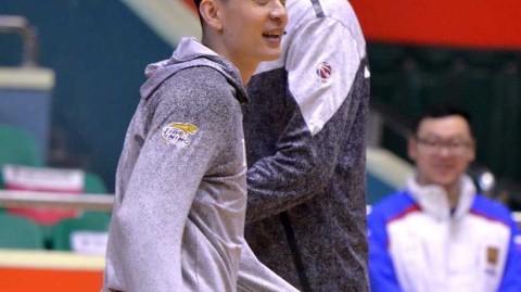 辽篮客战前夕温情一幕 郭艾伦韩德君场边细语叙旧