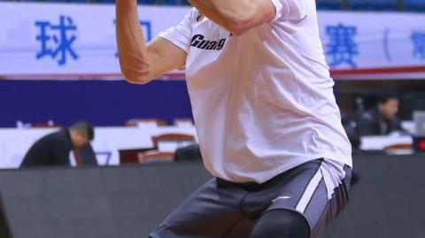 肌肉线条彰显领袖本色，广东宏远赛前备战阿联状态轻松