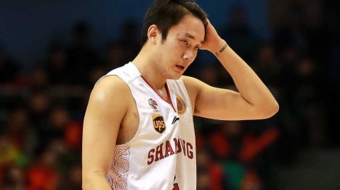 丁彦雨航的巅峰印记：那一抹撩发，见证两届MVP的峥嵘岁月