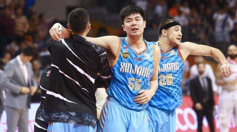 天山之巅：新疆男篮破茧成蝶终圆冠军梦