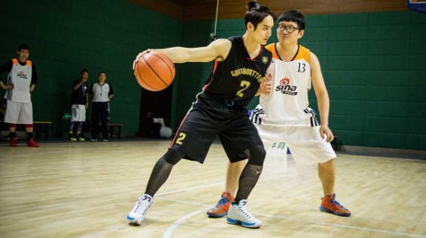 蒋劲夫狂砍两双率绿藤队一分绝杀新浪小编