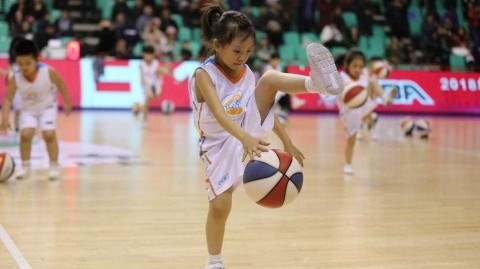 篮球萌娃燃爆CBA赛场，中场表演成冬日最暖风景