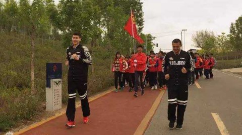 风雨同行，为爱酷跑：西热力江与阿不都的公益征途